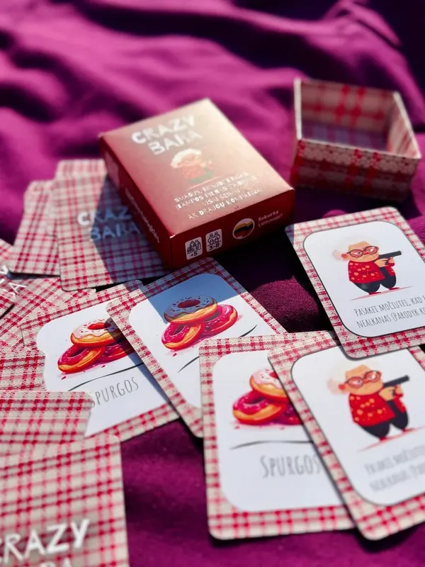 Crazy Baba kortos ir dėžutė ant pikniko pledo